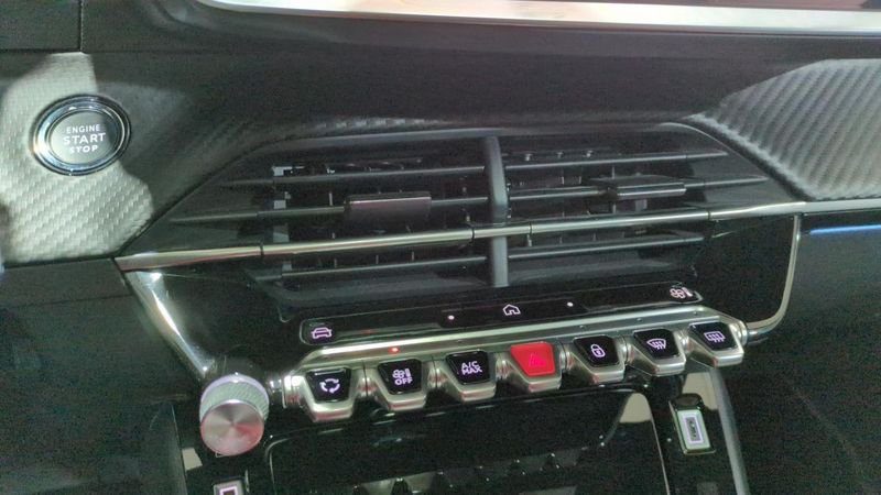 Peugeot 208 Hybrid 136 e-dcs6 gt + navi + pack vision + toit pano