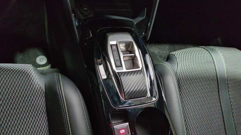 Peugeot 208 Hybrid 136 e-dcs6 gt + navi + pack vision + toit pano