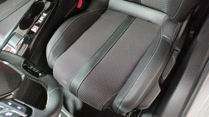 Peugeot 208 Hybrid 136 e-dcs6 gt + navi + pack vision + toit pano