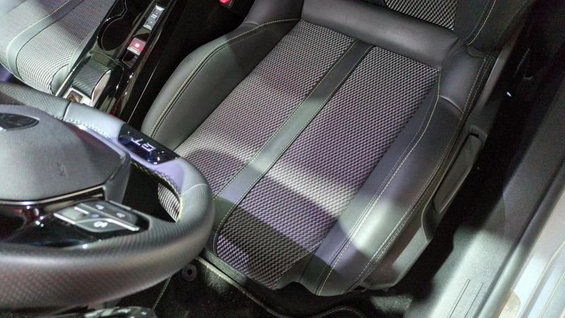 Peugeot 208 Hybrid 136 e-dcs6 gt + navi + pack vision + toit pano