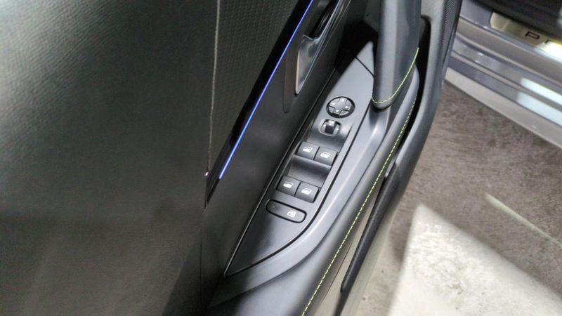 Peugeot 208 Hybrid 136 e-dcs6 gt + navi + pack vision + toit pano