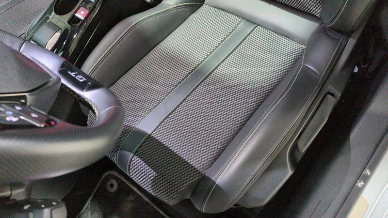 Peugeot 208 Hybrid 136 e-dcs6 gt + navi + pack vision + toit pano