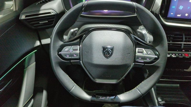 Peugeot 208 Hybrid 136 e-dcs6 gt + navi + pack vision + toit pano