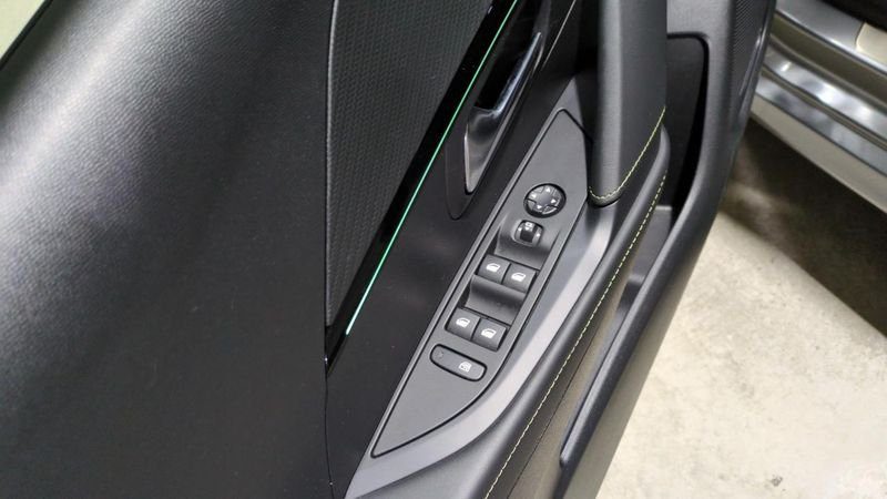 Peugeot 208 Hybrid 136 e-dcs6 gt + navi + pack vision + toit pano