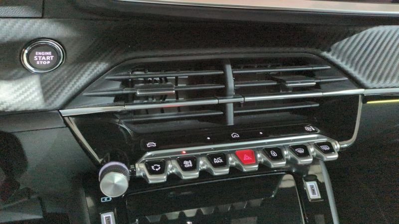 Peugeot 208 Hybrid 136 e-dcs6 gt + navi + pack vision + toit pano