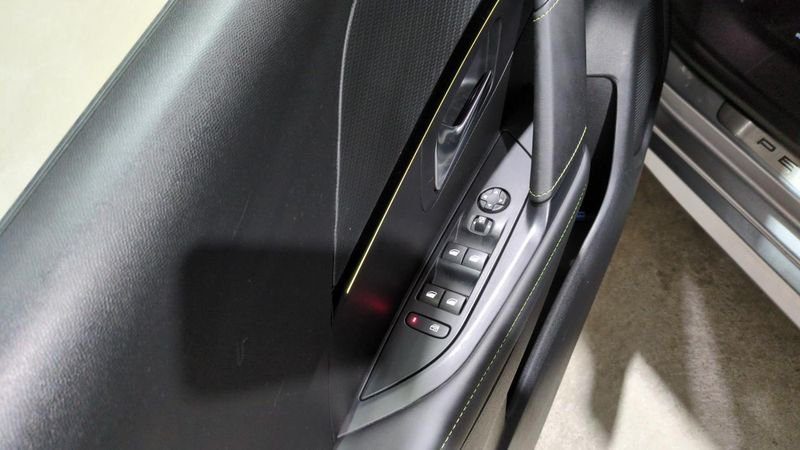 Peugeot 208 Hybrid 136 e-dcs6 gt + navi + pack vision + toit pano