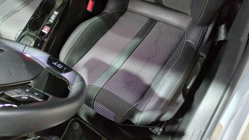 Peugeot 208 Hybrid 136 e-dcs6 gt + navi + pack vision + toit pano