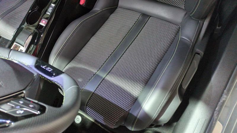 Peugeot 208 Hybrid 136 e-dcs6 gt + navi + pack vision + toit pano