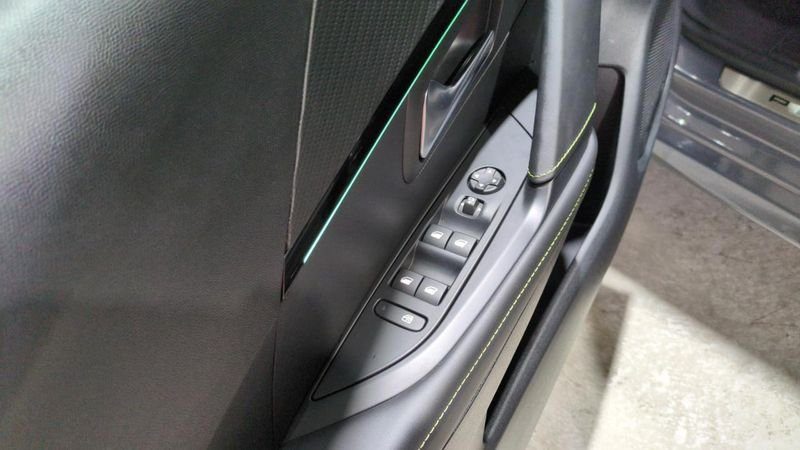 Peugeot 208 Hybrid 136 e-dcs6 gt + navi + pack vision + toit pano