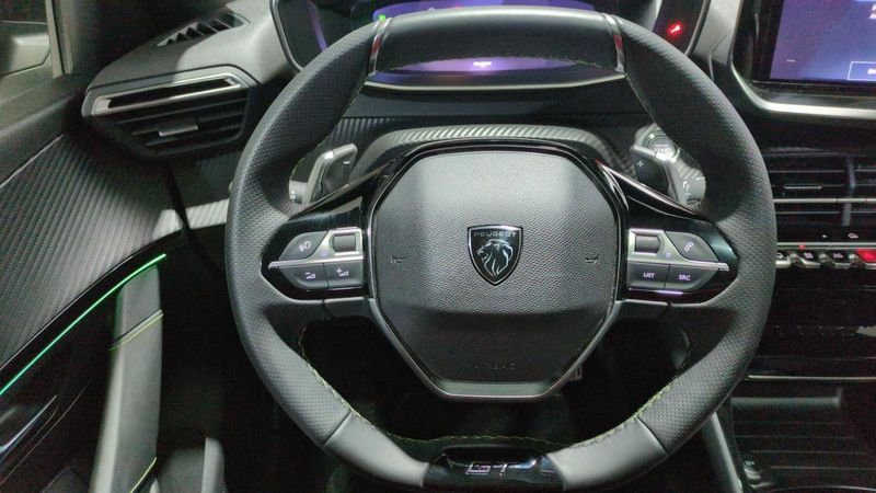 Peugeot 208 Hybrid 136 e-dcs6 gt + navi + pack vision + toit pano