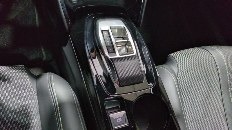 Peugeot 208 Hybrid 136 e-dcs6 gt + navi + pack vision + toit pano