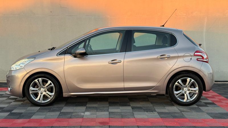 PEUGEOT 208 1.6 E-HDI FAP FÉLINE 5P PREMIRE MAIN 