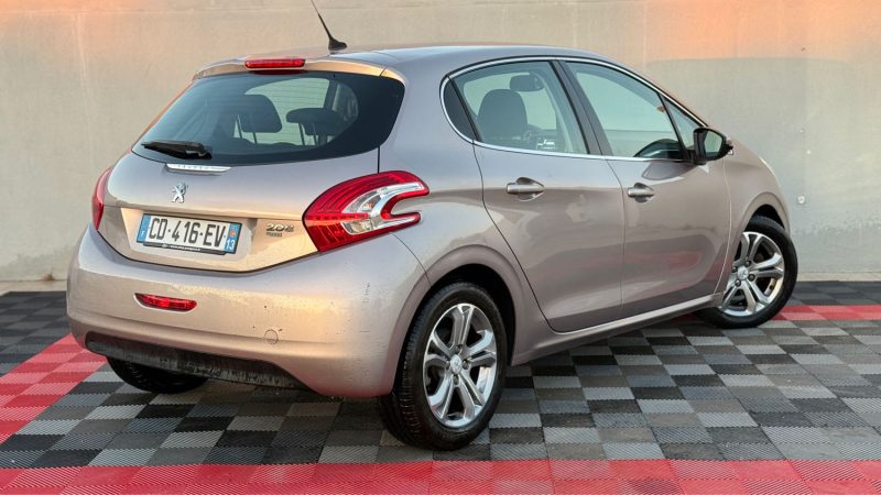 PEUGEOT 208 1.6 E-HDI FAP FÉLINE 5P PREMIRE MAIN 