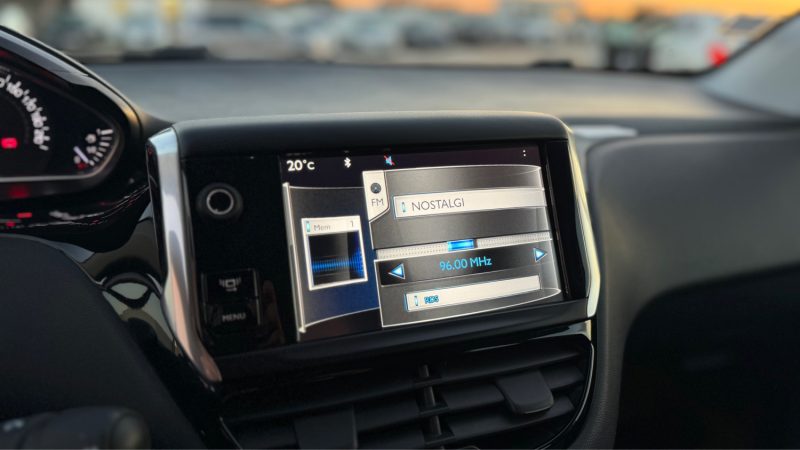 PEUGEOT 208 1.6 E-HDI FAP FÉLINE 5P PREMIRE MAIN 