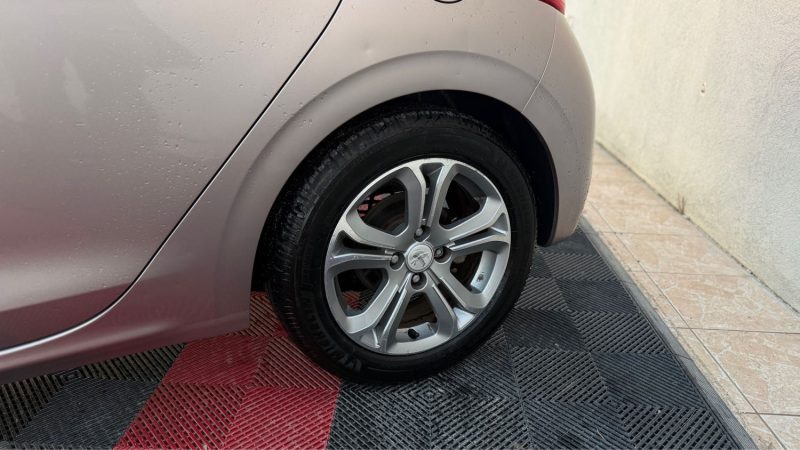 PEUGEOT 208 1.6 E-HDI FAP FÉLINE 5P PREMIRE MAIN 