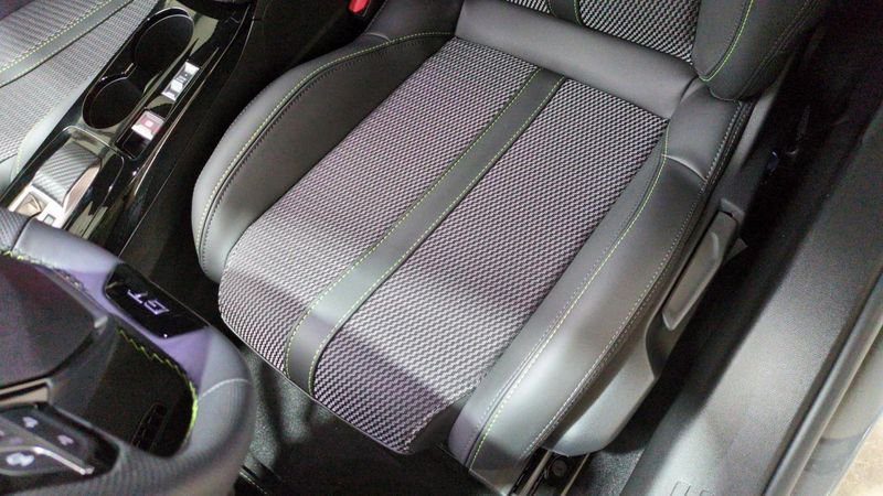 Peugeot 2008 Hybrid 145 e-dcs6 gt + pack vision & navigation drive assist plus