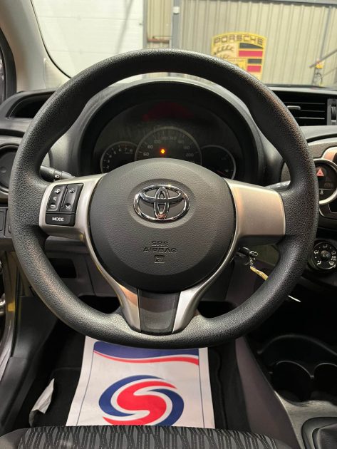  MAGNIFIQUE TOYOTA YARIS 1.0 69CH  ( CLIMATISATION, RADAR DE RECUL) 