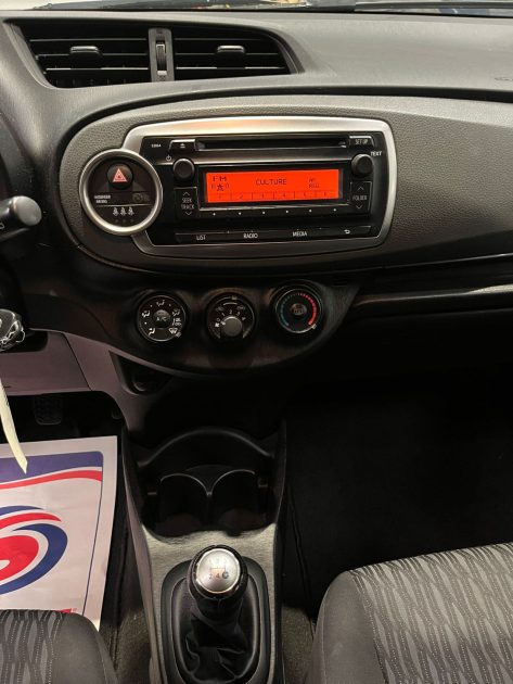  MAGNIFIQUE TOYOTA YARIS 1.0 69CH  ( CLIMATISATION, RADAR DE RECUL) 