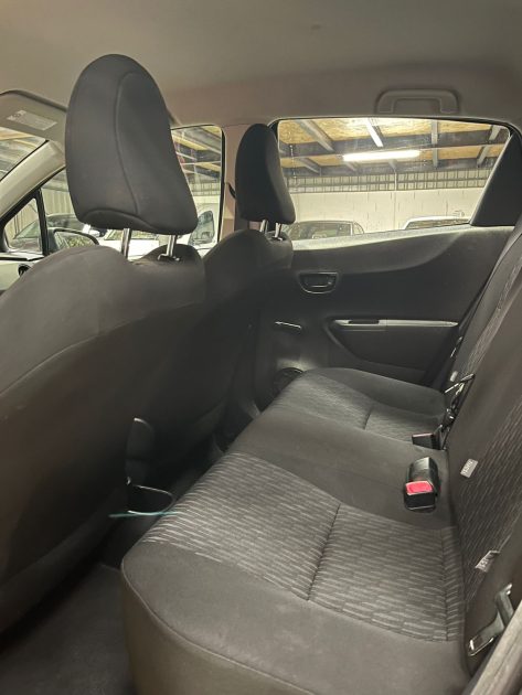  MAGNIFIQUE TOYOTA YARIS 1.0 69CH  ( CLIMATISATION, RADAR DE RECUL) 