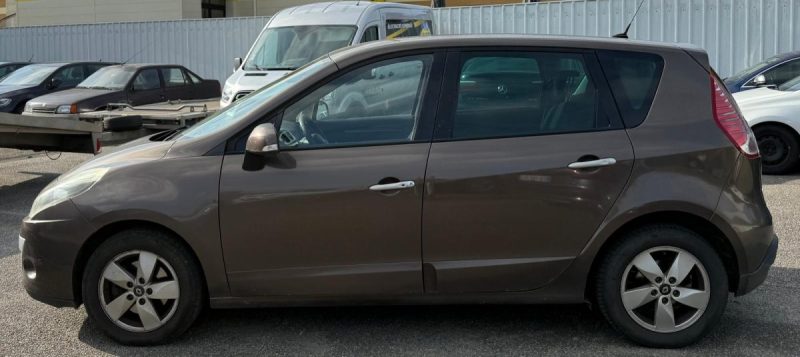 RENAULT MEGANE SCENIC III 1.5 DCI 110CH FAP EXPRESSION EDC ECO² BVA 2011