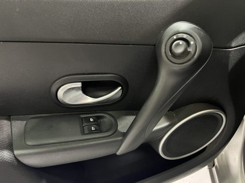 RENAULT CLIO 3 DYNAMIQUE 1.4 16V 98CH 2005