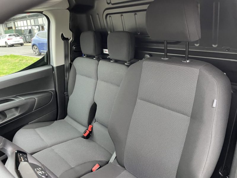 TOYOTA PROACE 3  TOYOTA PROACE CITY (2) FOURGON MEDIUM 1.5 130 D-4D BVA8 DYNAMIC 2025