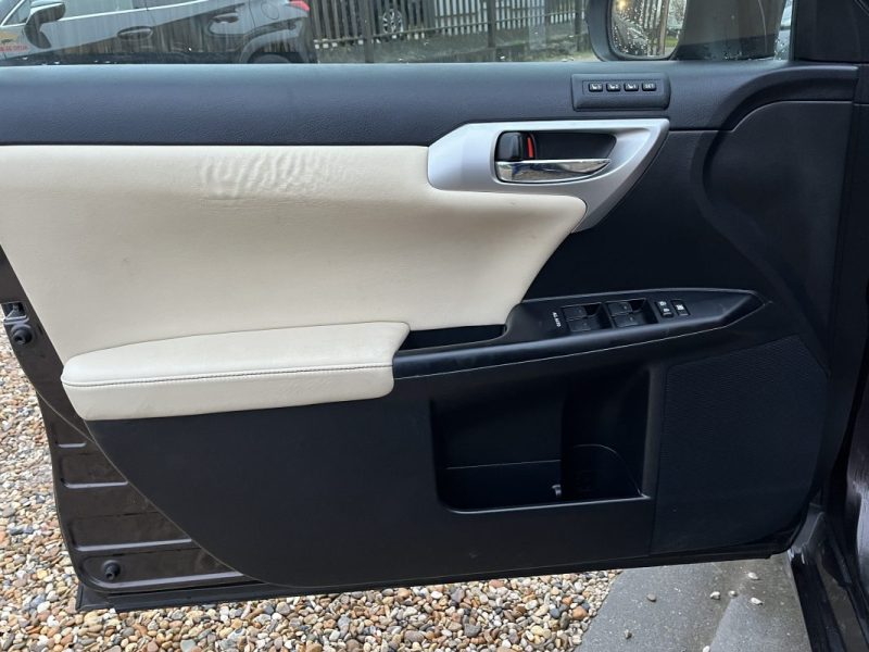 LEXUS CT200H 136CH PASSION TOIT OUVRANT 05/2011