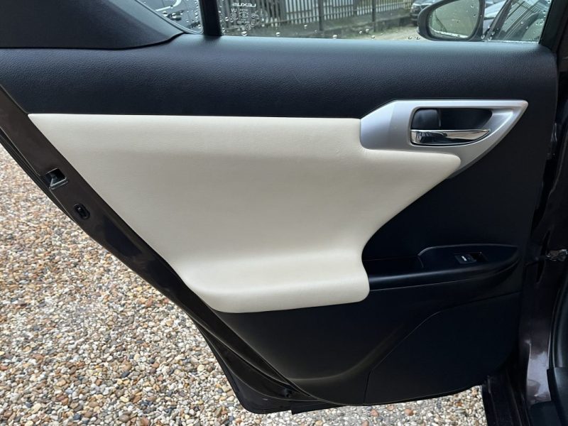 LEXUS CT200H 136CH PASSION TOIT OUVRANT 05/2011