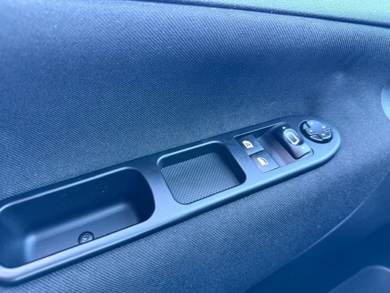 PEUGEOT 207 1.4 VTI 95CH - IDEAL VILLE OU JEUNE PERMIS