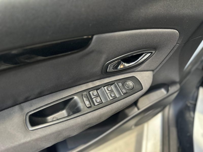 RENAULT SCENIC III 1.5 dCi 110ch AUTHENTIQUE / DISTRI OK