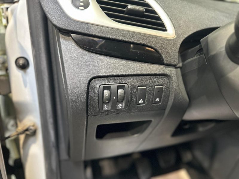 RENAULT SCENIC III 1.5 dCi 110ch AUTHENTIQUE / DISTRI OK