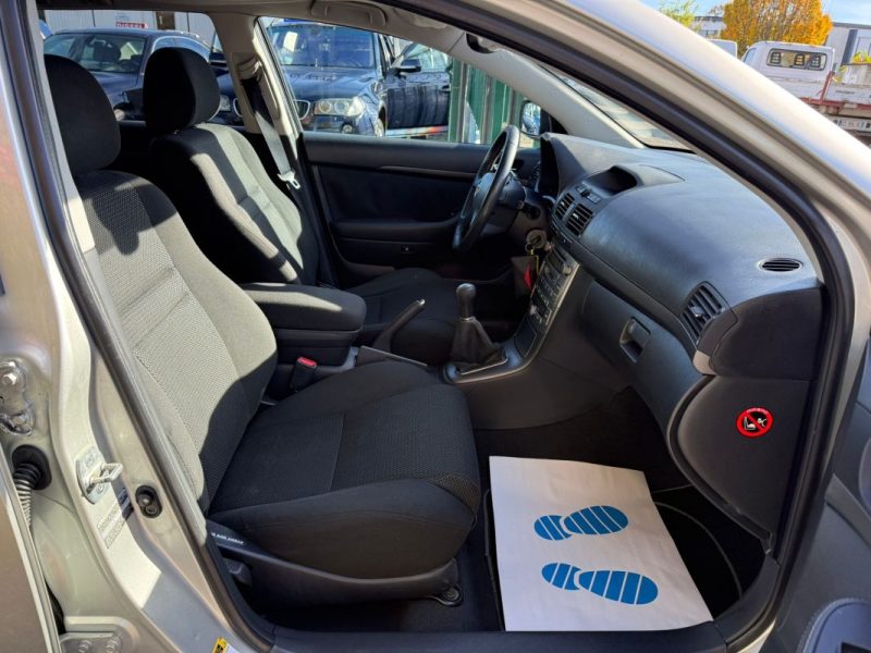 TOYOTA AVENSIS II  BREAK 2L D-4  VVT-i  LINEA SOL PACK 1er main2005 