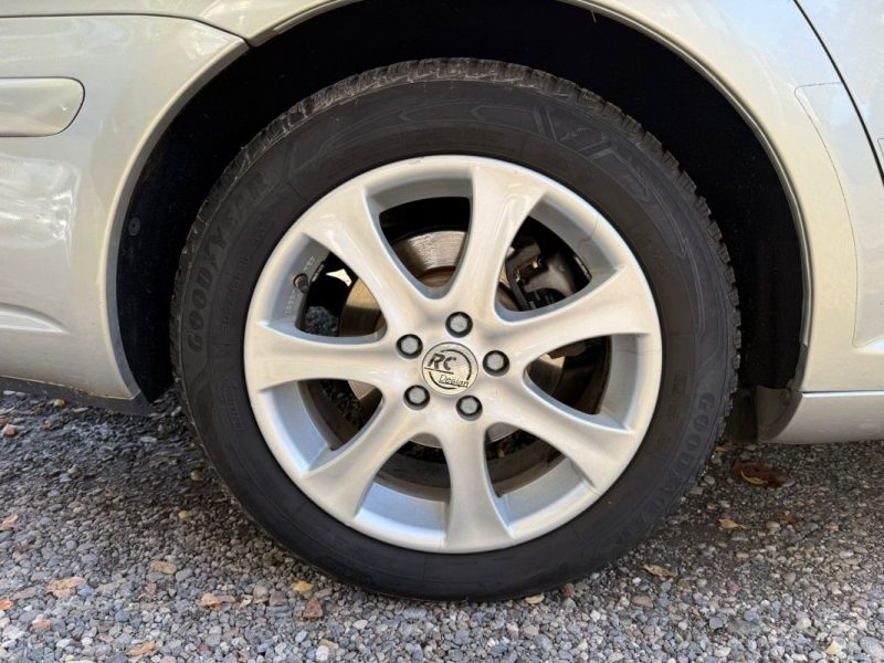 TOYOTA AVENSIS II  BREAK 2L D-4  VVT-i  LINEA SOL PACK 1er main2005 