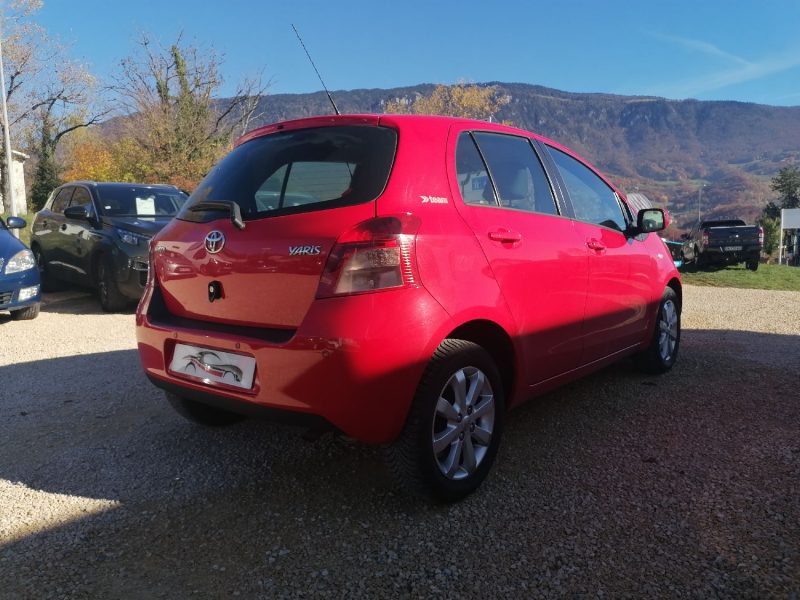 TOYOTA Yaris - 87ch essence 1.3 VVT-I