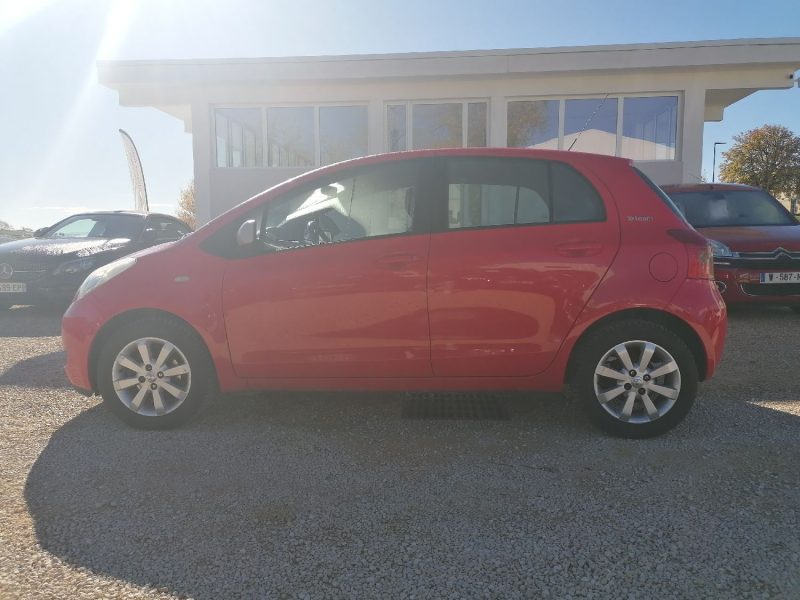 TOYOTA Yaris - 87ch essence 1.3 VVT-I