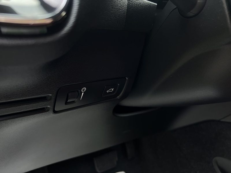 VOLVO XC40 D3 MOMENTUM 2.0 150 Cv BOITE AUTO TOIT OUVRANT CUIR GPS APPLE CARPLAY - Garantie1an