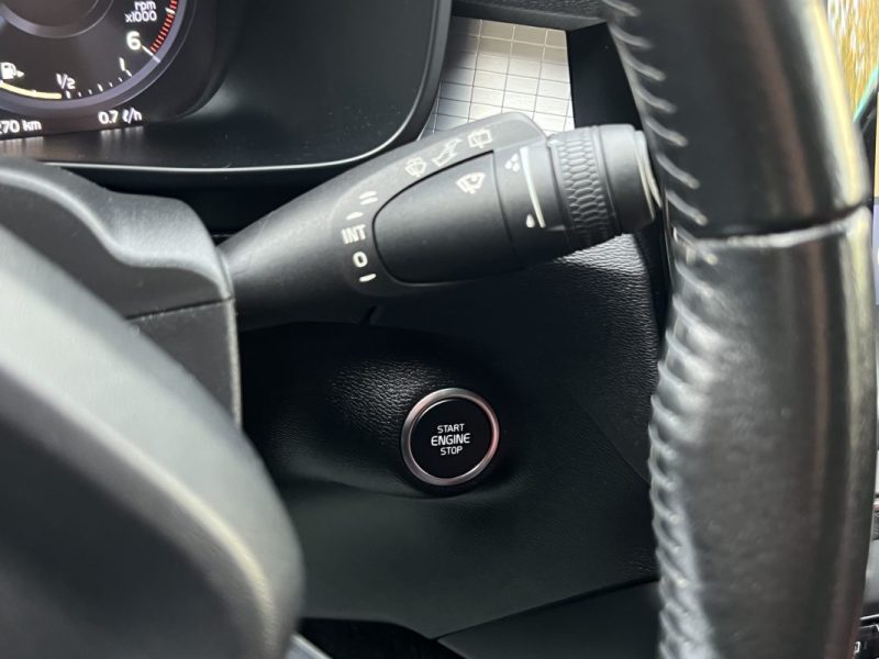 VOLVO XC40 D3 MOMENTUM 2.0 150 Cv BOITE AUTO TOIT OUVRANT CUIR GPS APPLE CARPLAY - Garantie1an