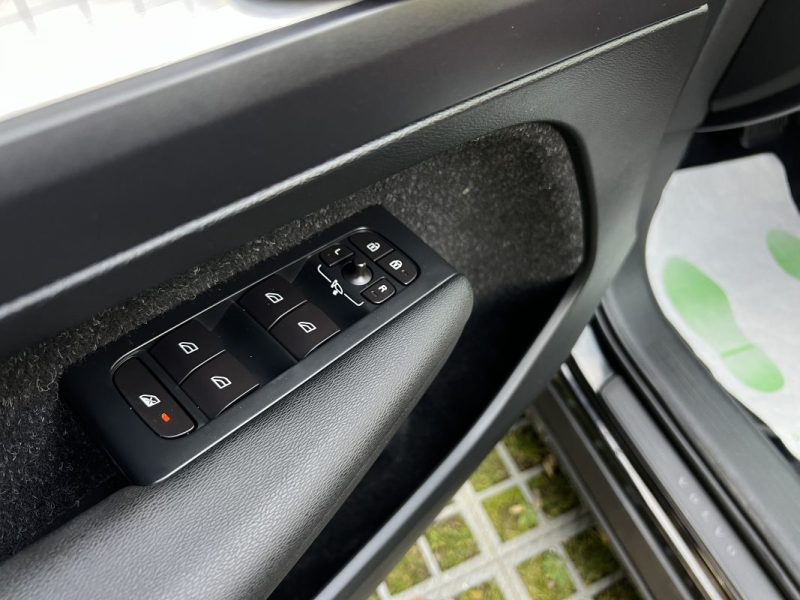 VOLVO XC40 D3 MOMENTUM 2.0 150 Cv BOITE AUTO TOIT OUVRANT CUIR GPS APPLE CARPLAY - Garantie1an