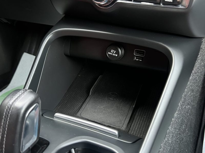 VOLVO XC40 D3 MOMENTUM 2.0 150 Cv BOITE AUTO TOIT OUVRANT CUIR GPS APPLE CARPLAY - Garantie1an