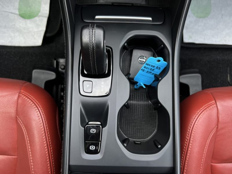 VOLVO XC40 D3 MOMENTUM 2.0 150 Cv BOITE AUTO TOIT OUVRANT CUIR GPS APPLE CARPLAY - Garantie1an