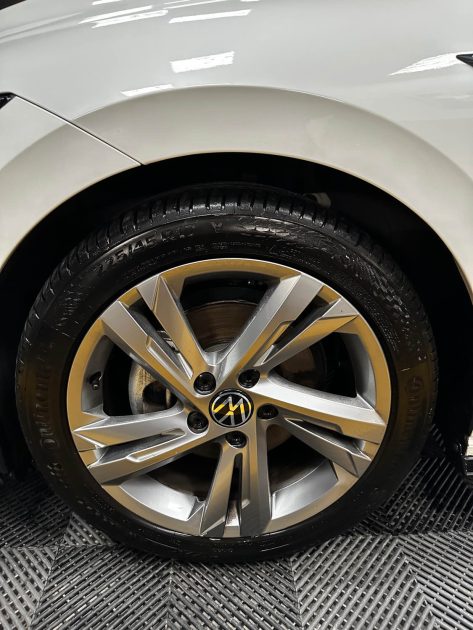 MAGNIFIQUE VOLKSWAGEN GOLF 8 R-LINE 2.0 TDI DSG7 150 CH (SUIVI D’ENTRETIEN VW, APPLE CARPLAY))