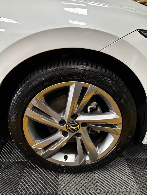 MAGNIFIQUE VOLKSWAGEN GOLF 8 R-LINE 2.0 TDI DSG7 150 CH (SUIVI D’ENTRETIEN VW, APPLE CARPLAY))