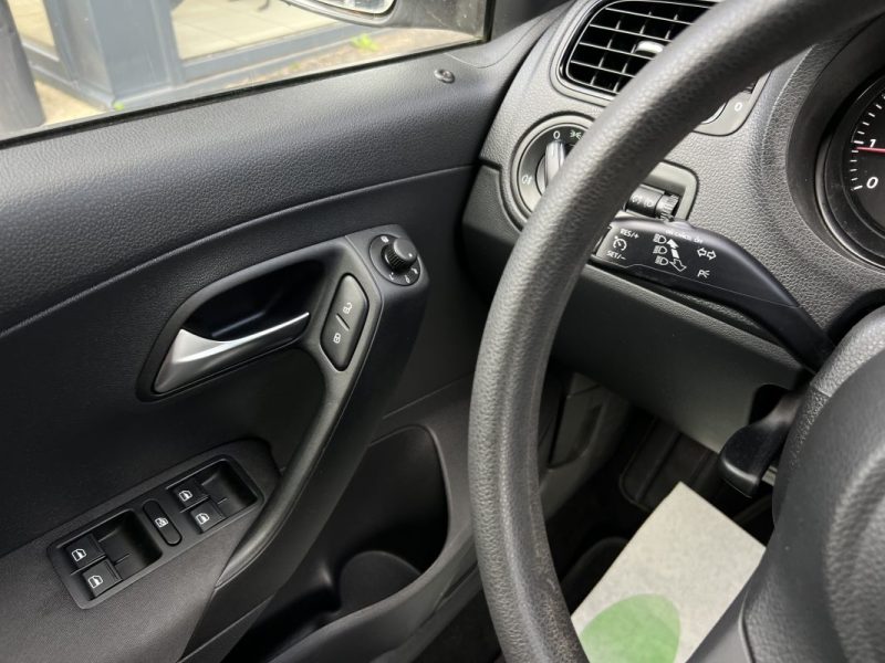 VOLKSWAGEN POLO 5 V 1.2 60 Cv 5 PORTES / CLIMATISATION 1ERE MAIN CRIT AIR 1 - GARANTIE 1 AN