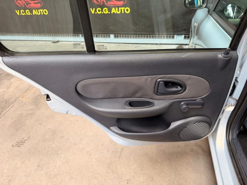 RENAULT CLIO 1.2i 75 16v CONFORT 