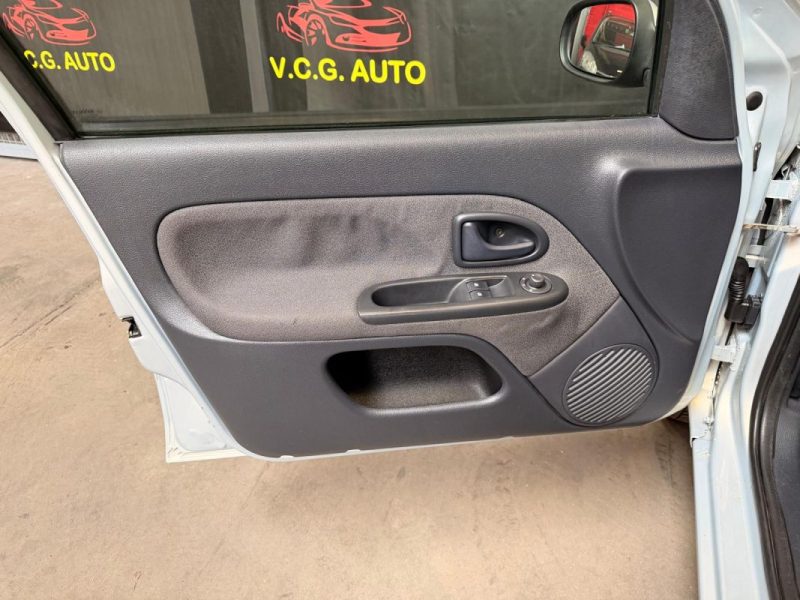 RENAULT CLIO 1.2i 75 16v CONFORT 