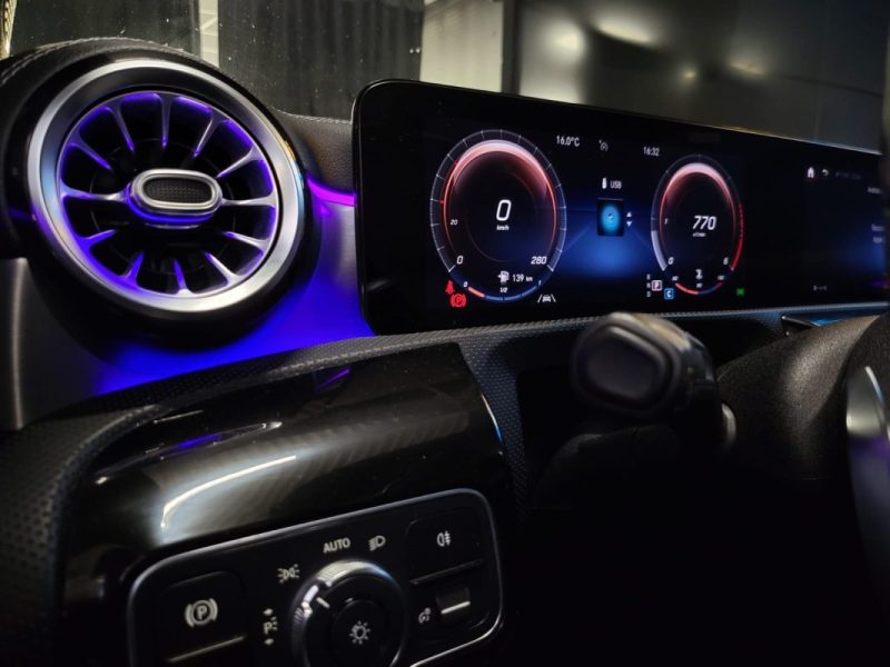 MERCEDES-BENZ CLA 220D 190CV EDITION BLACK TOITOUVRANT / LUMIERES D\'AMBIANCES / SIEGES CHAUFFANTS