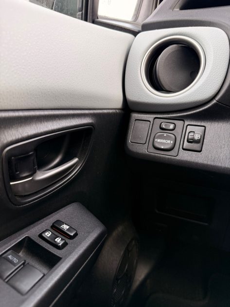 TOYOTA YARIS III  1.5 VVTI 16V HSD HYBRID 100H E-CVT 75 CV - 1ÈRE MAIN -HISTORIQUE DISPONIBLE - GARANTIE 12 MOIS 