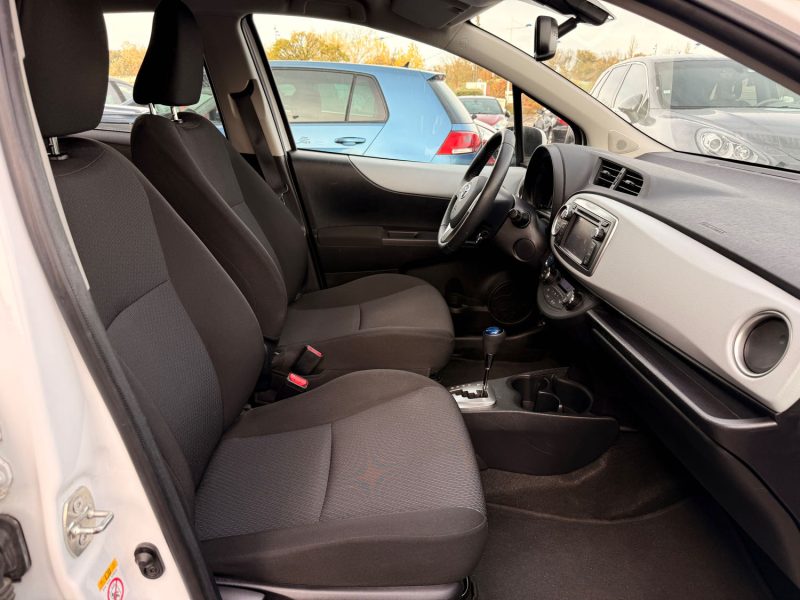 TOYOTA YARIS III  1.5 VVTI 16V HSD HYBRID 100H E-CVT 75 CV - 1ÈRE MAIN -HISTORIQUE DISPONIBLE - GARANTIE 12 MOIS 