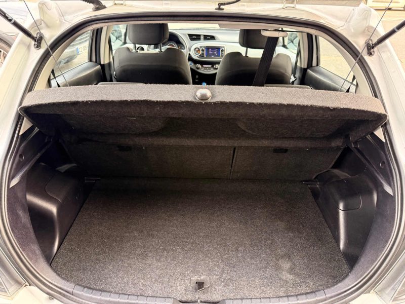 TOYOTA YARIS III  1.5 VVTI 16V HSD HYBRID 100H E-CVT 75 CV - 1ÈRE MAIN -HISTORIQUE DISPONIBLE - GARANTIE 12 MOIS 