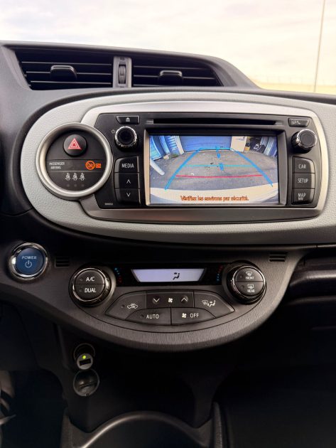 TOYOTA YARIS III  1.5 VVTI 16V HSD HYBRID 100H E-CVT 75 CV - 1ÈRE MAIN -HISTORIQUE DISPONIBLE - GARANTIE 12 MOIS 